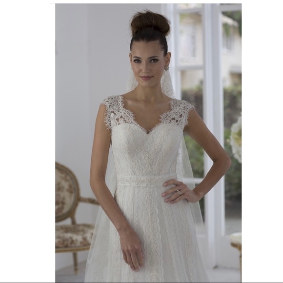 Symphony of Venus Wedding Dress - Picture 2 of 16